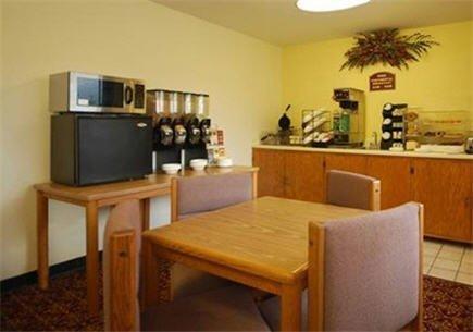 Rodeway Inn Брейнърд Екстериор снимка