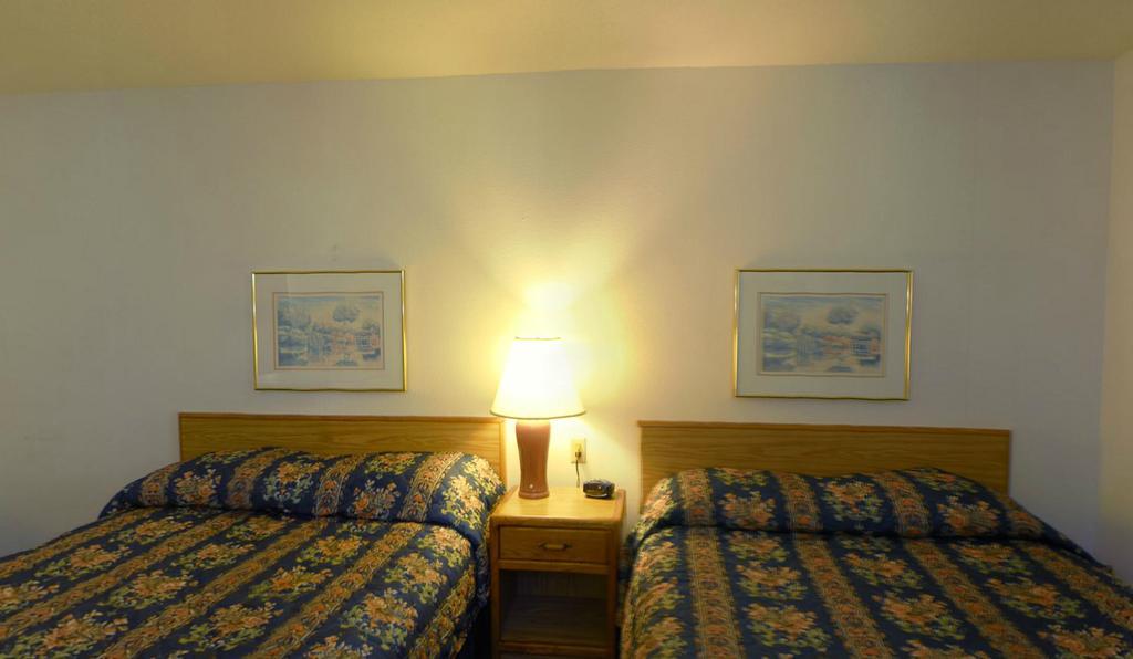 Rodeway Inn Брейнърд Екстериор снимка