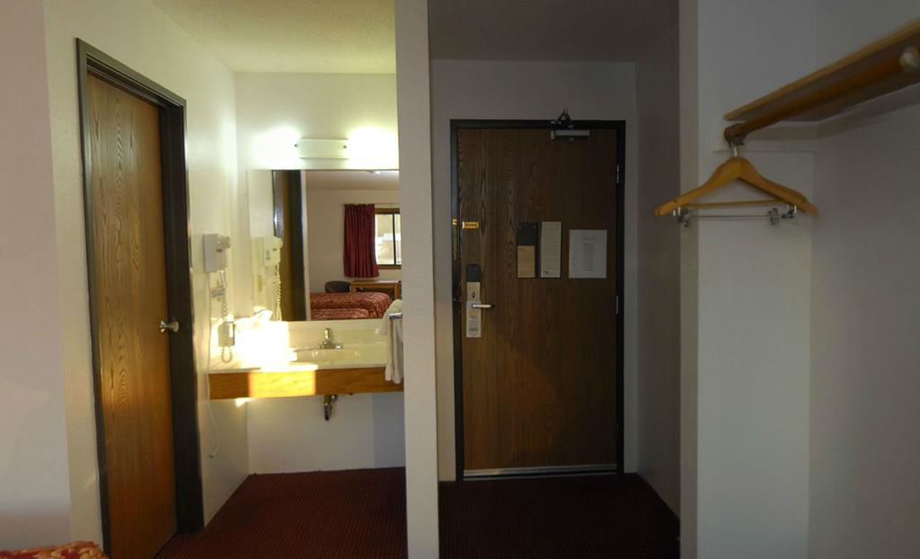 Rodeway Inn Брейнърд Екстериор снимка