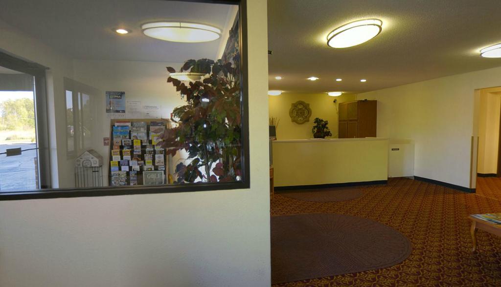 Rodeway Inn Брейнърд Екстериор снимка
