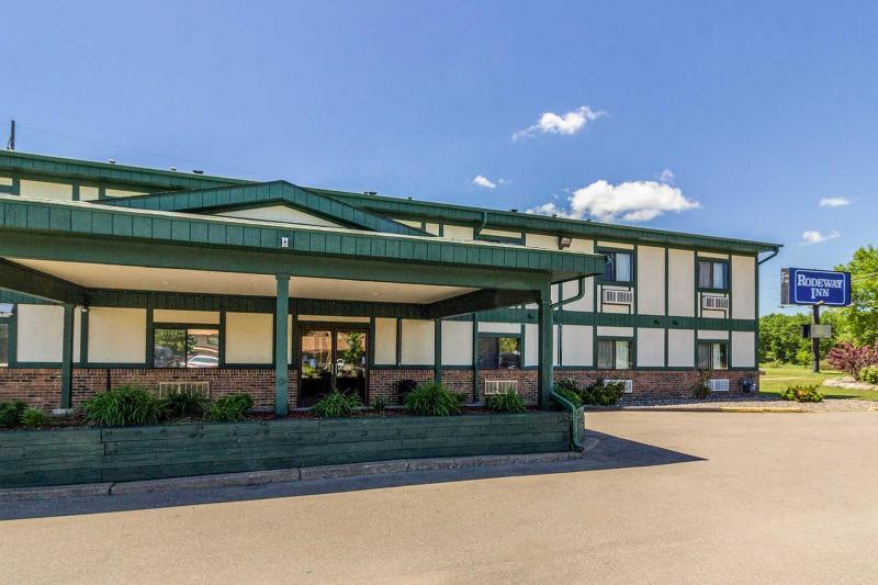 Rodeway Inn Брейнърд Екстериор снимка
