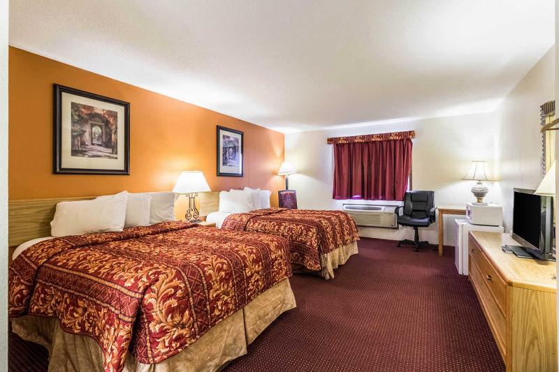 Rodeway Inn Брейнърд Екстериор снимка