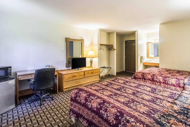 Rodeway Inn Брейнърд Екстериор снимка