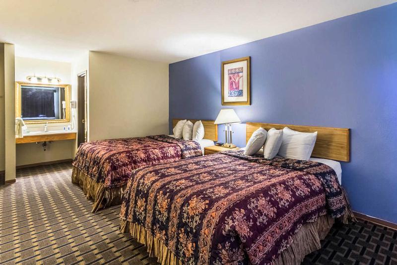 Rodeway Inn Брейнърд Екстериор снимка