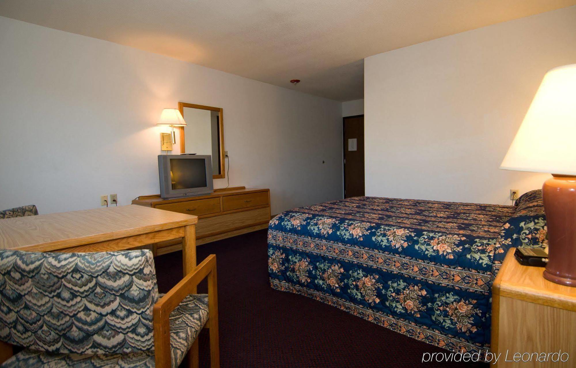 Rodeway Inn Брейнърд Стая снимка