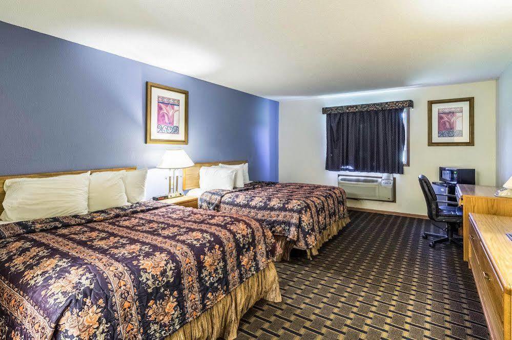 Rodeway Inn Брейнърд Екстериор снимка