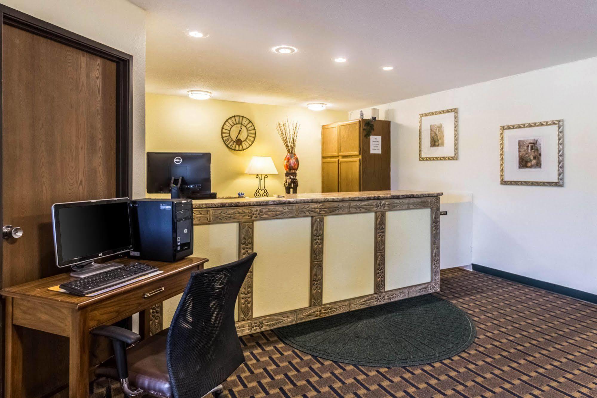 Rodeway Inn Брейнърд Екстериор снимка